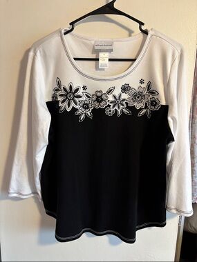 Alfred Dunner Black & White Floral Appliqué Scoop Neck Top